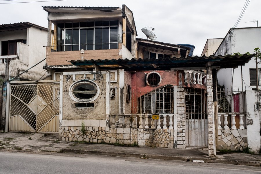 Foto de casa de periferia, exemplo do tipo de imagem que a IA associa a casa feia